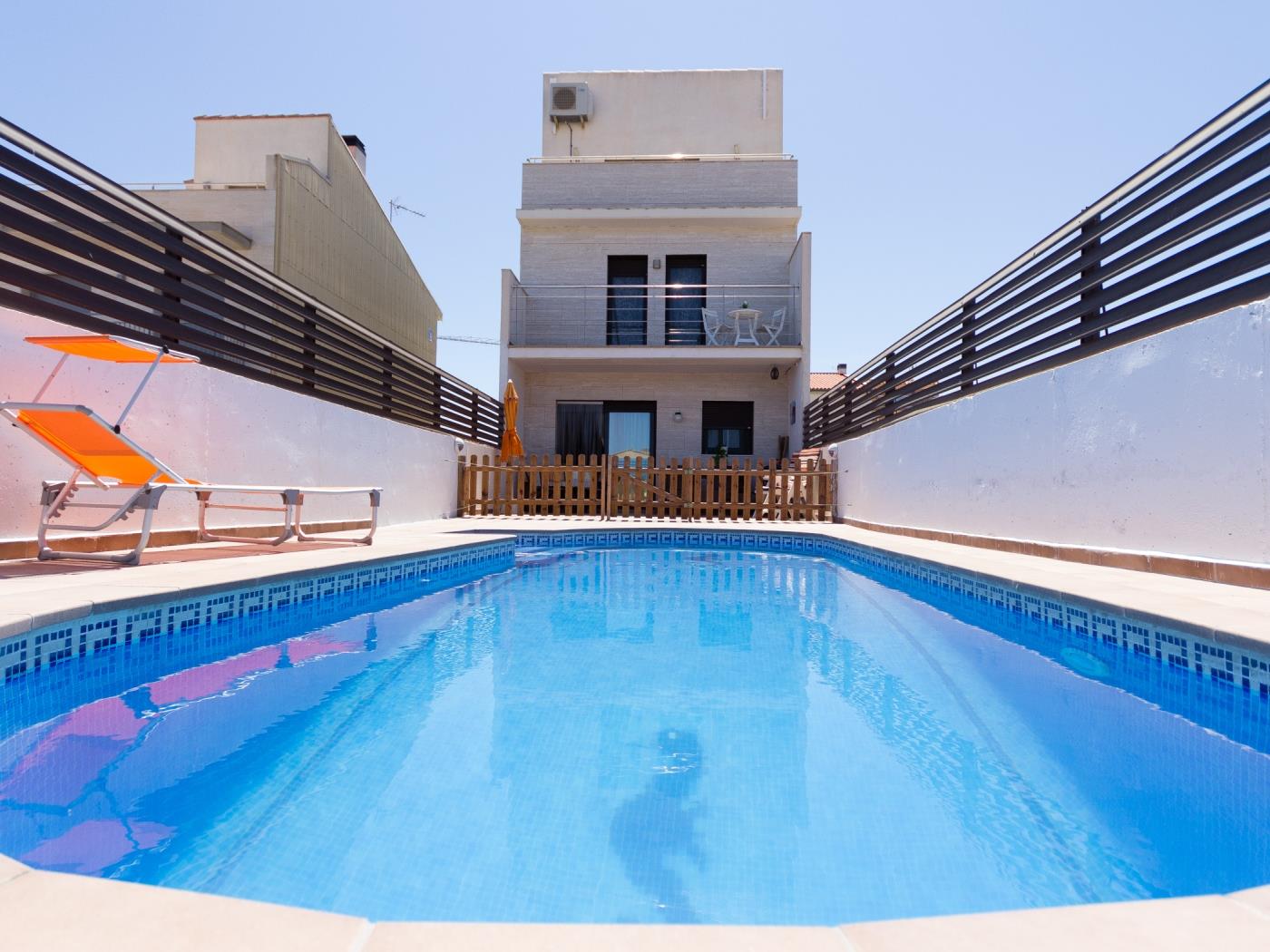 INNOUTHOME MAGNÍFICA CASA FAMILIAR CON PISCINA, BBQ, WIFI Y AIRE-11 DE SETEMBRE